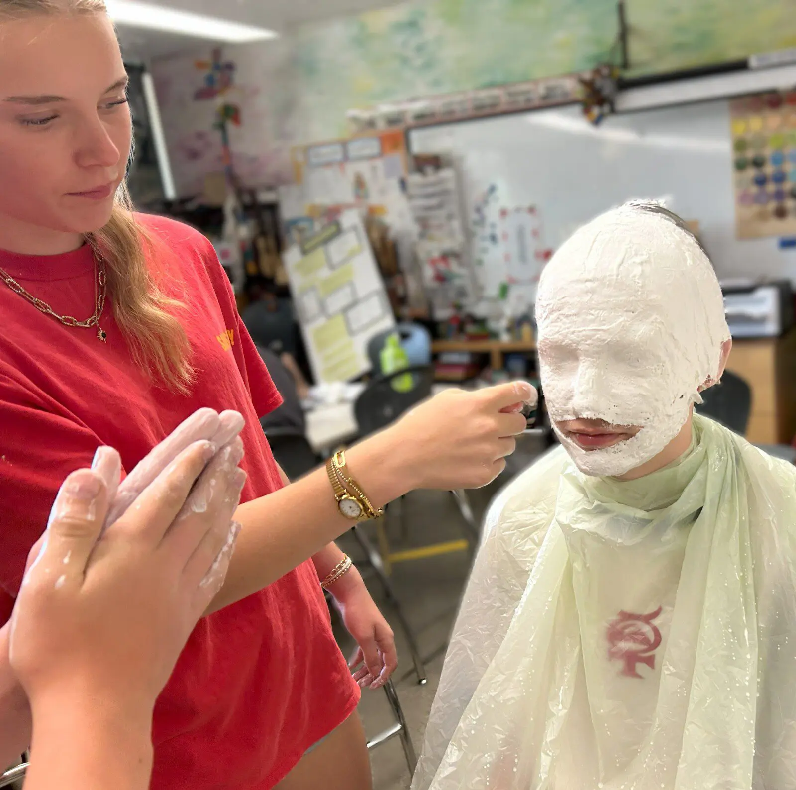 It’s all about plaster! Luca is a calm patient while Sabine carefully applies plaster gauze.