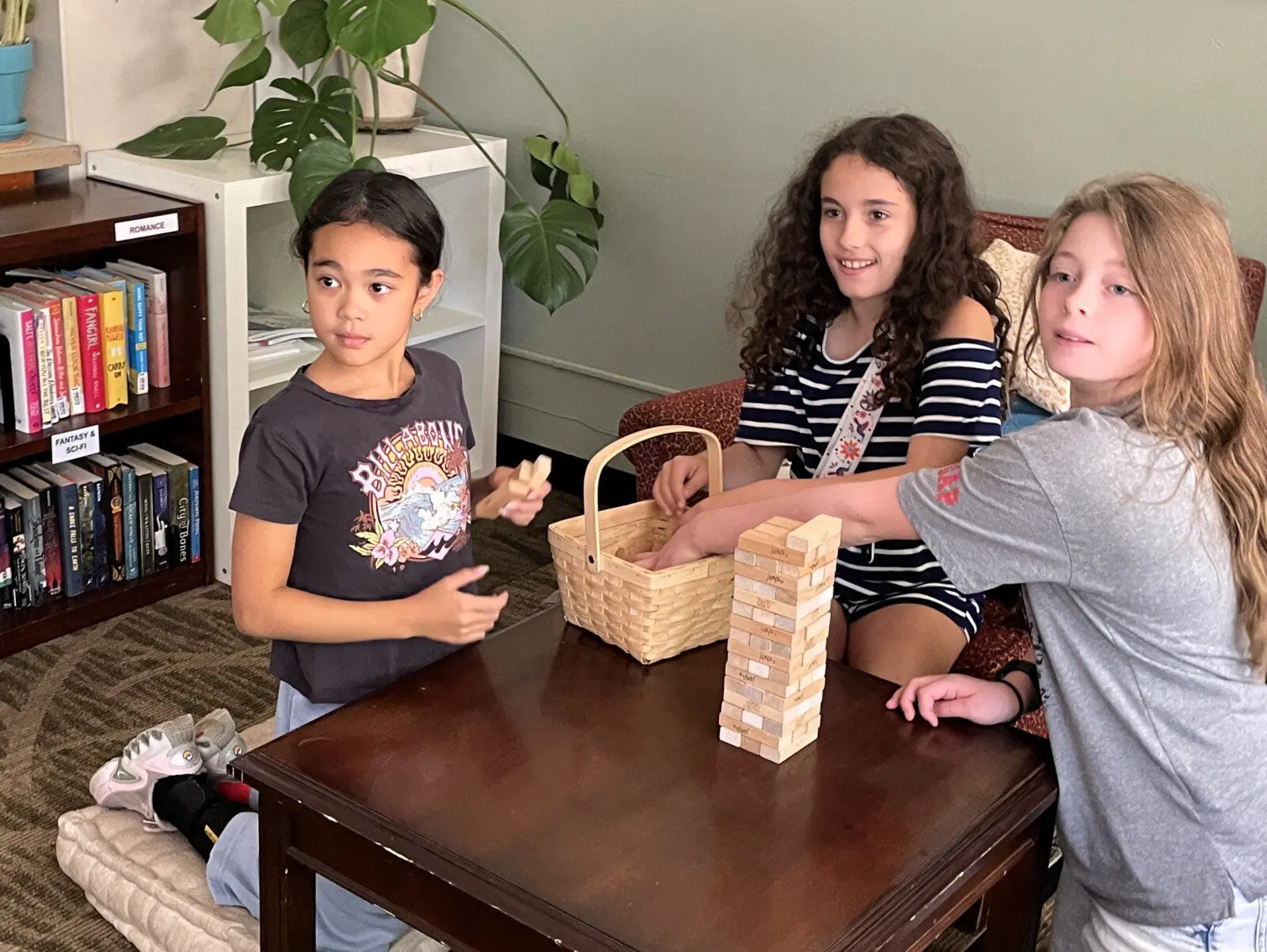 2526-9 Cilla - Makayla, Adi, Amalia